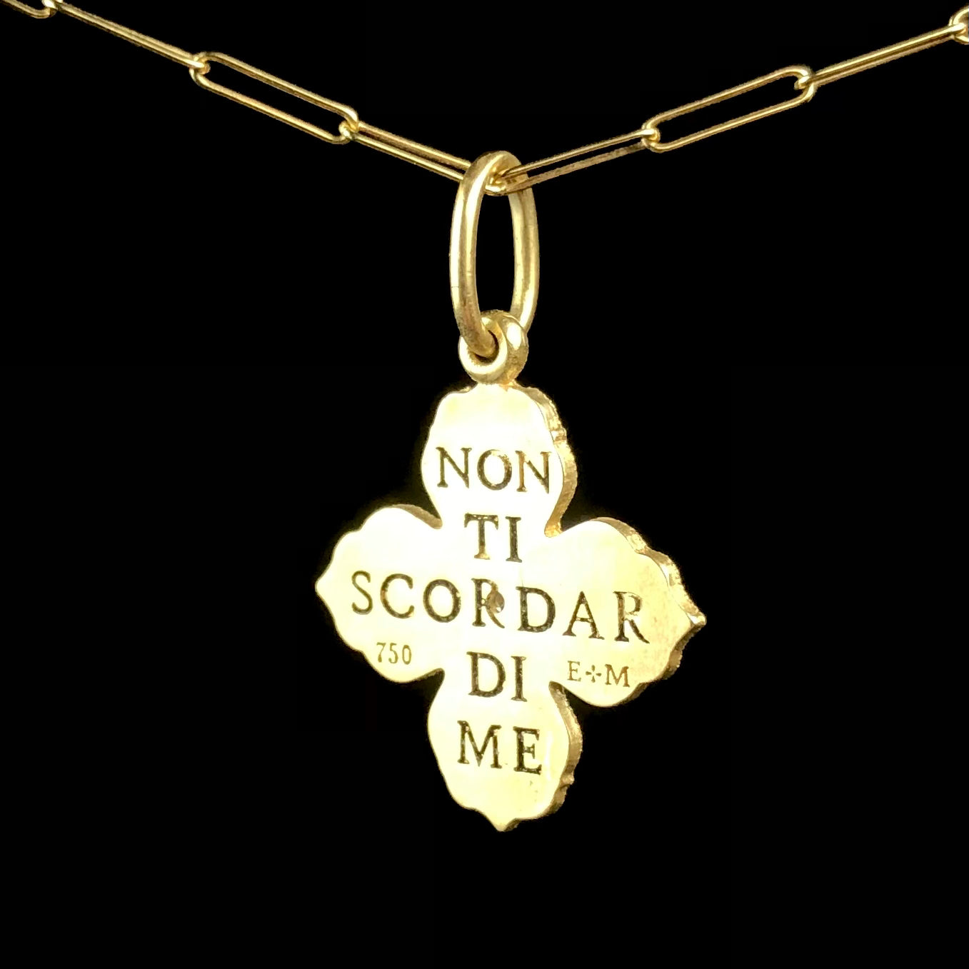 Clover shaped gold pendant with black words NON TI SCORDAR DI ME